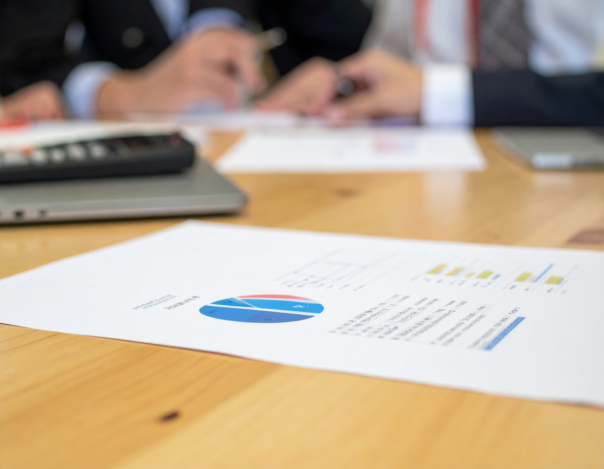 Firefly_Réunion d’entreprise, discussion autour de graphiques, documents et tableaux, ambianc 207302