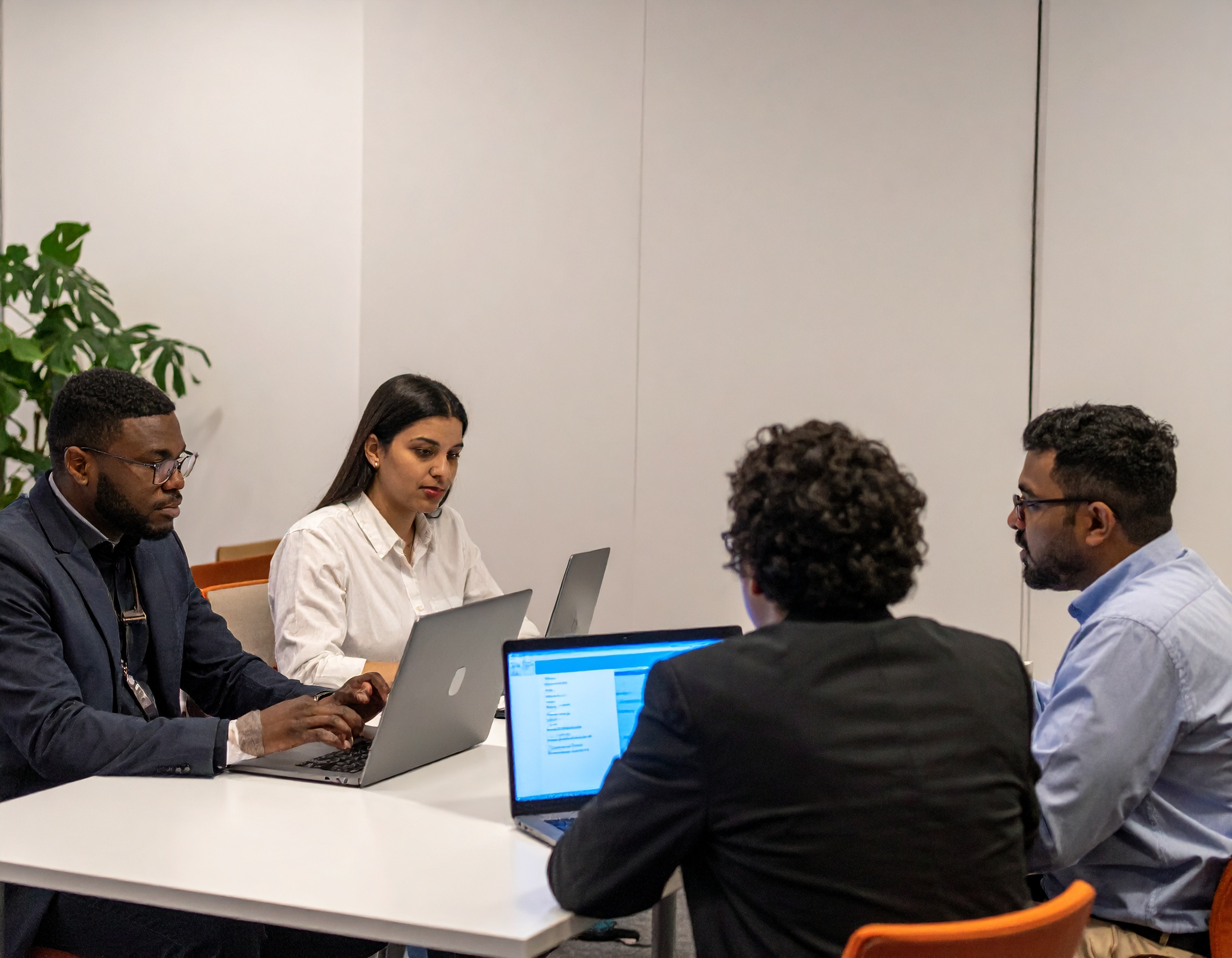 Firefly_Un groupe de professionnels assis autour d’un formateur, ordinateurs portables ouvert 378971